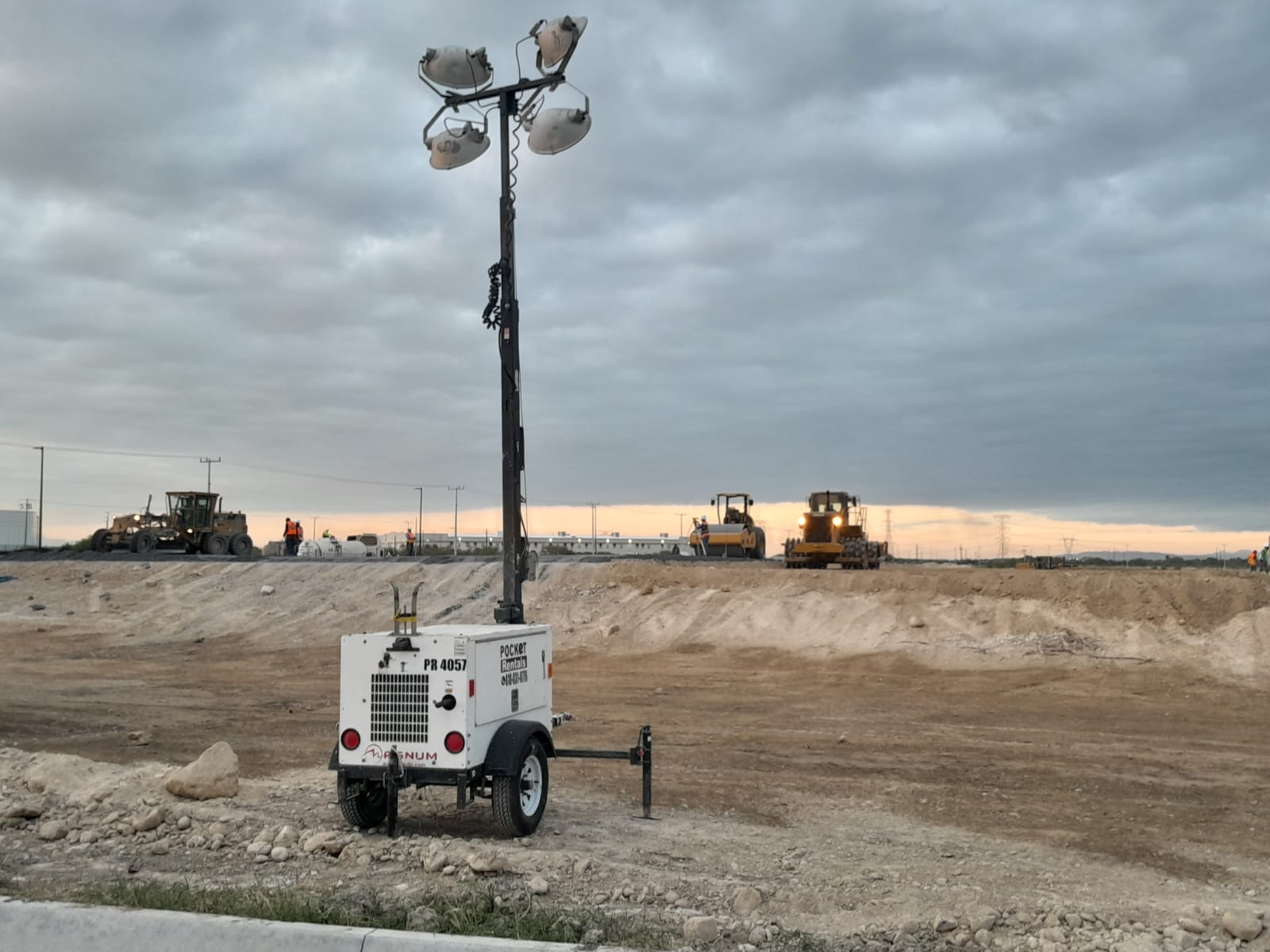 Torres de iluminación encendidas de noche